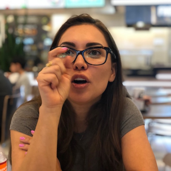 Meet your Posher, Julissa - Picture 1 of 1